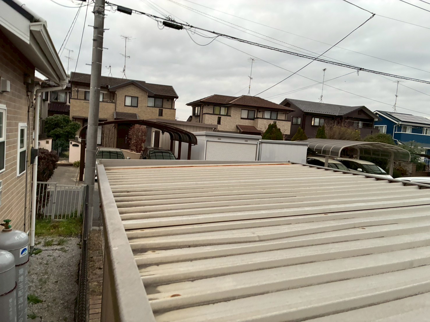 倉庫の屋根の一部がサビでオレンジ色に変色